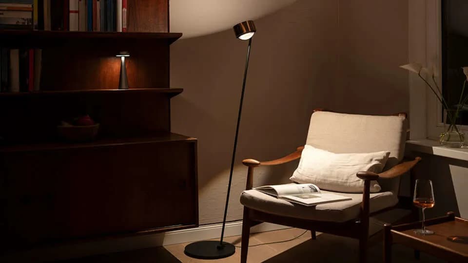 Showroom-Atmosphäre mit warmem Licht